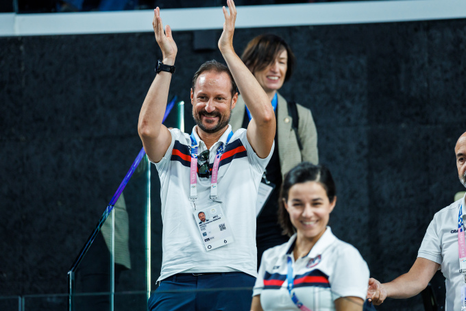 Kronprins Haakon og idrettspresident Zaineb Al-Samarai jublar for bronse til Helle Sofie Sagøy i badminton. Foto: Alexander Eriksson / Team Norway