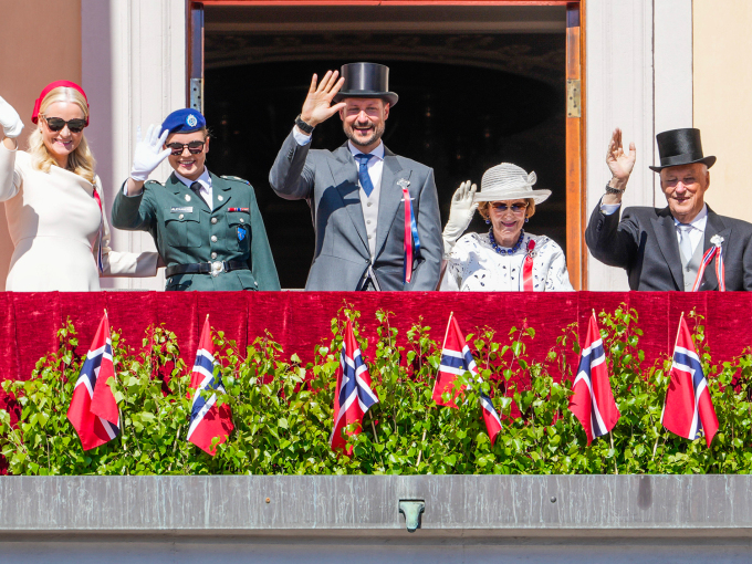 Kongefamilien hilser barnetoget i Oslo fra Slottsbalkongen. Foto: Heiko Junge / NTB