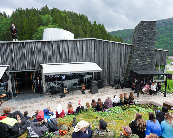 Emil Orthe (17) framfører “Gauslåen” på eigensmidd munnharpe frå taket av Minne kultursenter. Foto: Lise Åserud / NTB