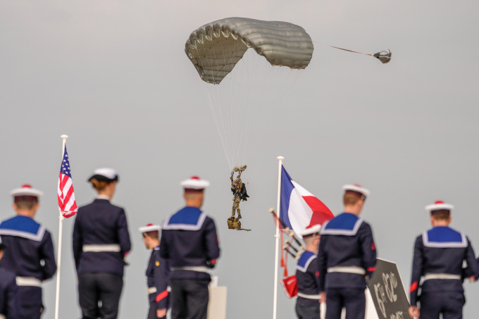 Fallskjermjegere landet på stranden under den internasjonale seremonien på Omaha beach. Foto: Reuters