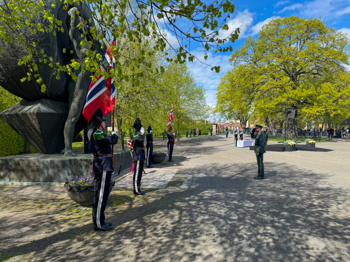 Kronprins Haakon legg ned krans ved «Nasjonalmonumentet for krigsofre 1940–45». Foto: Liv Anette Luane, Det kongelege hoffet