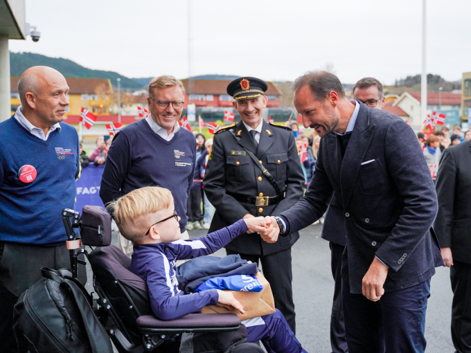 Utanfor Paraidrettssenteret på Ranheim venta ni år gamle Jacob Giske med vaffeljern og idrettsdrakter til Kronprins Haakon. I tre år har Jacob spelt el-innebandy for Nyborg Idrettslag, og i dag fekk Kronprinsregenten òg prøve idretten. Foto: Liv Anette Luane, Det kongelege hoffet