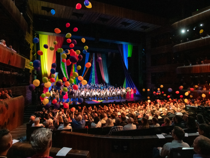 Operaens barnekor avslutter festforestillingen i Operaen med “Barn av regnbuen”. Foto: Erik berg / Den Norske Opera & Ballett