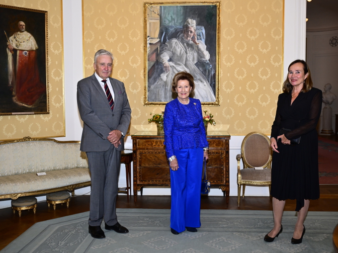 Dronningen sammen med styreleder og riksmarskalk Fredrik Wersäll og museumsdirektør ved Prins Eugens Waldemarsudde Karin Siden. Foto: Jonas Ekströmer / TT / NTB