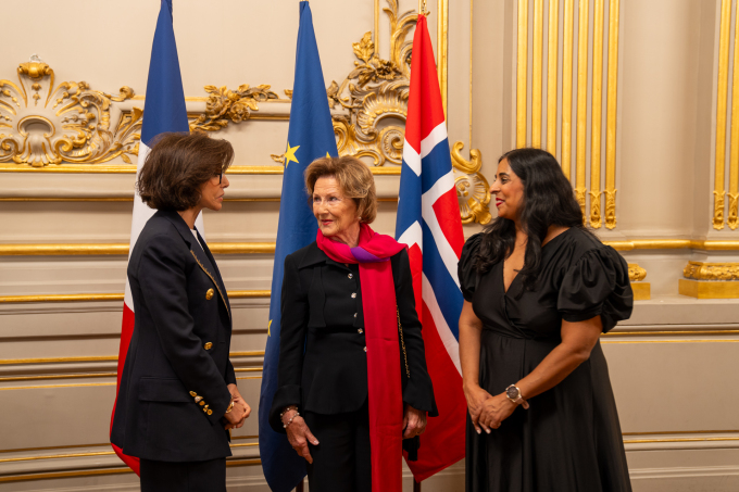 Dronningen sammen med både den norske og franske kulturminsteren. Foto: Simen Sund, Det kongelige hoff