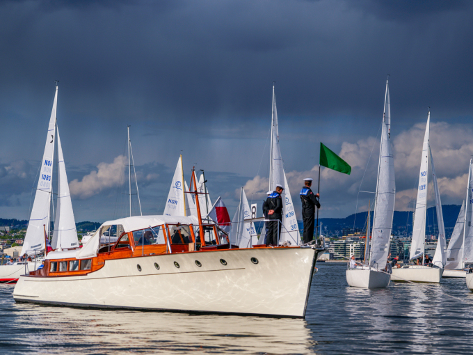 “Stjernen” er fast startbåt under regattaen, med Kong Harald som regattasjef. Foto: Javad Parsa / NTB