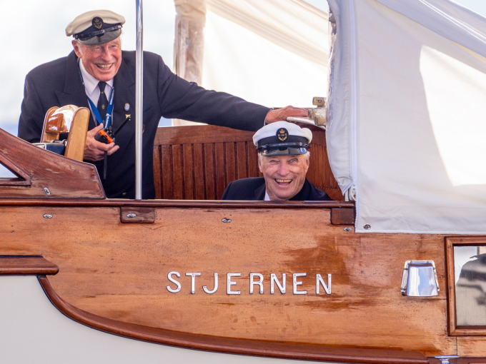 Kong Harald og tidligere generalsekretær i KNS, Peter T.M. Brandt, fulgte regattaen fra “Stjernen”. Foto: Javad Parsa / NTB