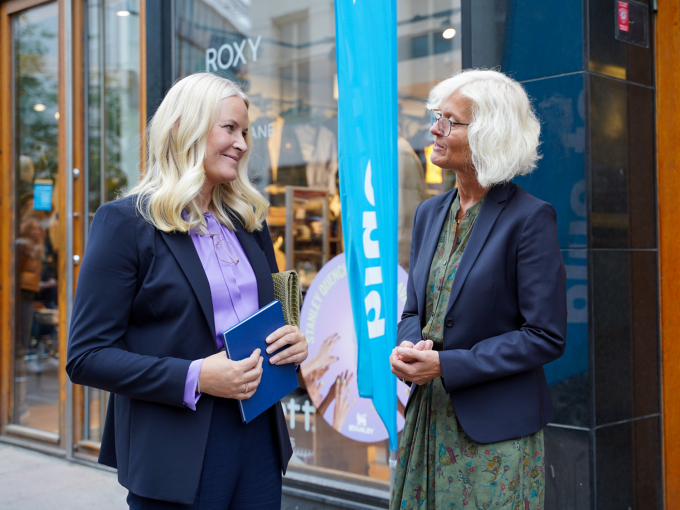 Kronprinsesse Mette-Marit i samtale med generalsekretær Tove Gundersen etter besøket til Rådet for psykisk helse. Foto: Liv Anette Luane, Det kongelige hoff