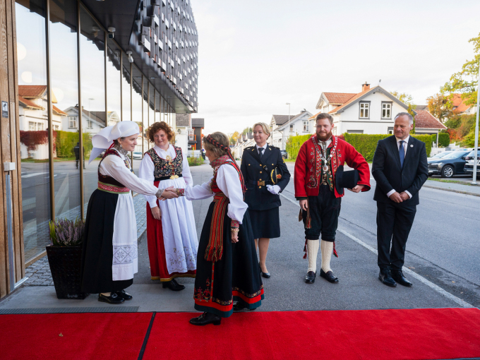 Dronning Sonja blir ønskt velkommen utanfor museumsbygget VEV i Skien av styreleiar Agnete Sivertsen i Norges Husflidslag, direktør for Telemark Museum Barbara de Haan, visepolitimeister Kathrine Stein, ordførar Marius Roheim Aarvold og statsforvaltar Trond Rønningen. Foto: Dag Jenssen / Telemark Museum