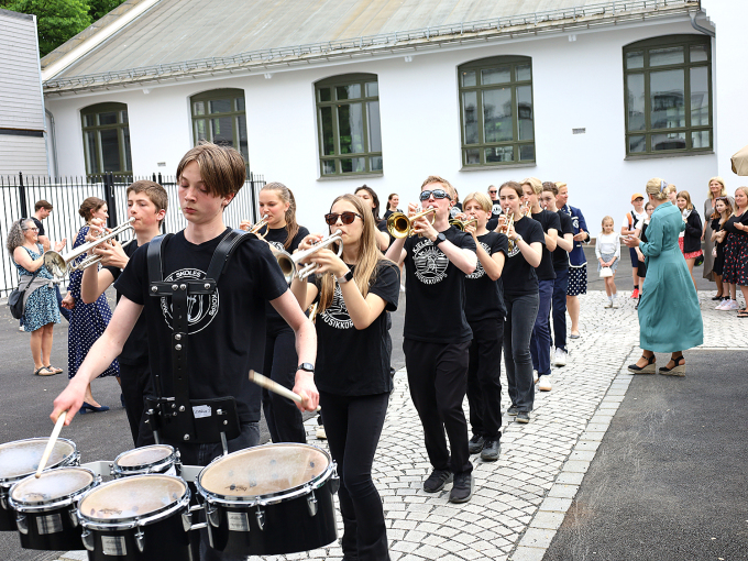 Sonic Sensation ungdomsband skapte liv og røre under åpningsarrangementet og ledet selskapet i en liten marsj inn i utstillingslokalet. Foto: Liv Osmundsen, Det kongelige hoff