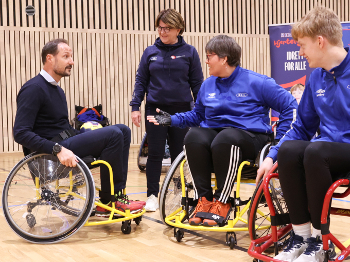 Kronprins Haakon prøver rullestolhandball på Paraidrettssenteret. Foto: Jan Langhaug / NTB