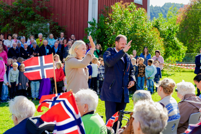 Kronprinsparet ble møtt med varm velkomst på Støren. Foto: Lise Åserud, NTB