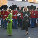 Statsbesøket ble avsluttet med mottakelse om bord det danske kongeskipet Dannebrog. Her ankommer Dronning Sonja og Kronprinsesse Mette-Marit mottakelsen. Foto: Stian Lysberg Solum / NTB