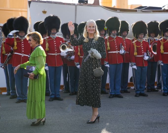 Dronning Sonja og Kronprinsesse Mette-Marit ankommer mottakelsen om bord det danske kongeskipet Dannebrog. Foto: Stian Lysberg Solum / NTB