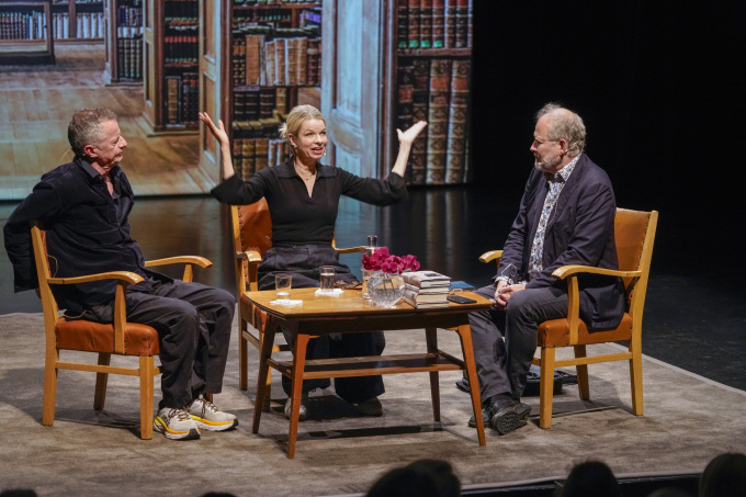 Forfatterne Niels Fredrik Dahl, Linn Ullmann og Alf van der Hagen i samtale. Tilgivelse var et av temaene for samtalen. Foto: Amanda Pedersen Giske / NTB