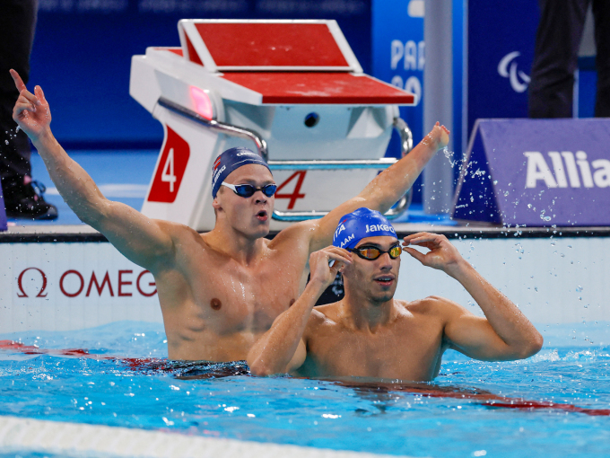 Fredrik Solberg jublar for bronse i Paralympics. Den italienske storfavoritten Simone Barlaam tok gull på 50 meter fri. Foto: Andrew Couldridge / REUTERS / NTB