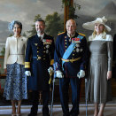 Offisiell fotografering i Fugleværelset. Fra venstre: Prinsesse Astrid, Dronning Sonja, Dronning Mary, Kong Frederik, Kong Harald, Kronprinsesse Mette-Marit og Kronprins Haakon. Foto: Rodrigo Freitas / NTB