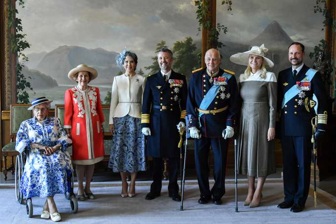 Offisiell fotografering i Fugleværelset. Fra venstre: Prinsesse Astrid, Dronning Sonja, Dronning Mary, Kong Frederik, Kong Harald, Kronprinsesse Mette-Marit og Kronprins Haakon. Foto: Rodrigo Freitas / NTB