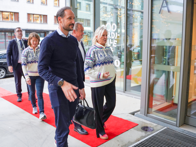 Kronprins Haakon og skipresident Tove Moe Dyrhaug på veg inn til møte i hovudkomiteen for ski-VM i Trondheim. Foto: Liv Anette Luane, Det kongelege hoffet