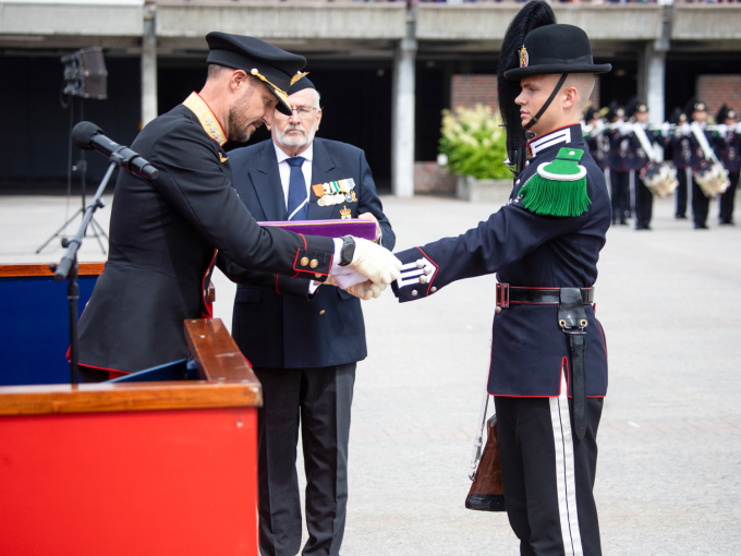 Kronprins Haakon fester Gardens Ur rundt hånden til gardist Amund Andersen-Gott. Foto: Jenni Elvine Sandvik Brekke / Forsvaret