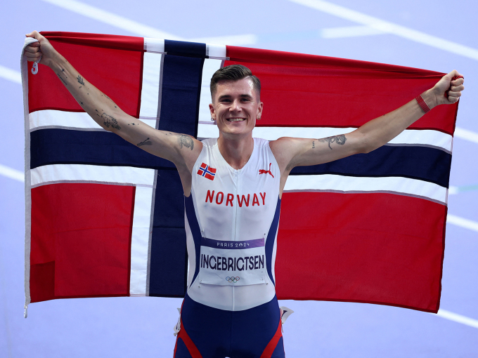 Jakob Ingebrigtsen jubler for gull på 5000 meter. Foto: Phil Noble / Reuters