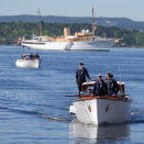 På vei mot land. Det ble avfyrt 21 skudd fra Akershus festning da det danske kongeparet forlot Dannebrog. Det ble også gjennomført "jubelrulle" idet sjaluppene fra Dannebrog og Norge gikk forbi det norske kongeskipet. Foto: Ole Berg Rusten, NTB