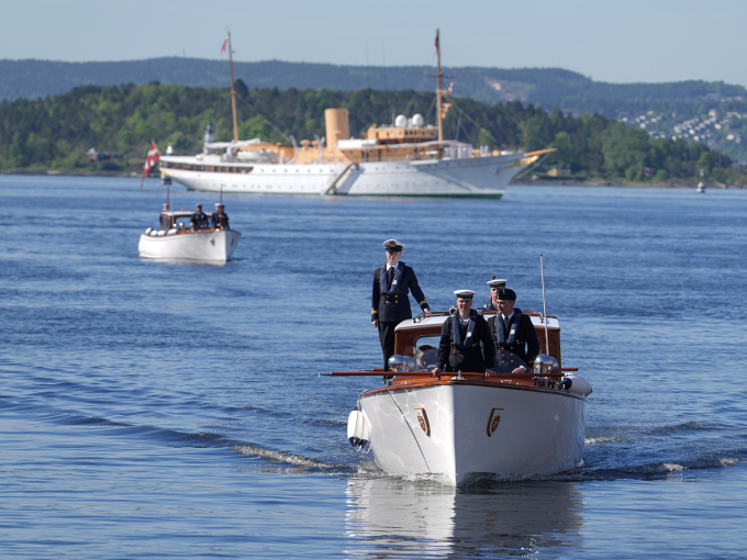 På vei mot land. Det ble avfyrt 21 skudd fra Akershus festning da det danske kongeparet forlot Dannebrog. Det ble også gjennomført 