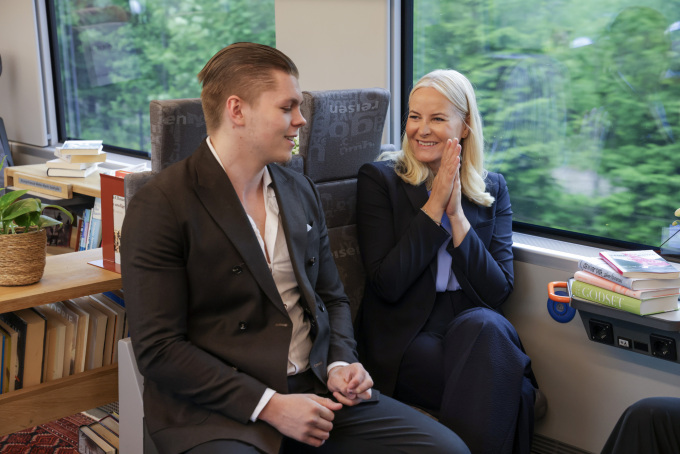 Kronprinsessen og Oliver Lovrenski i samtale i bibliotekvognen i Kronprinsessens litteraturtog. Foto: Amanda Pedersen Giske / NTB