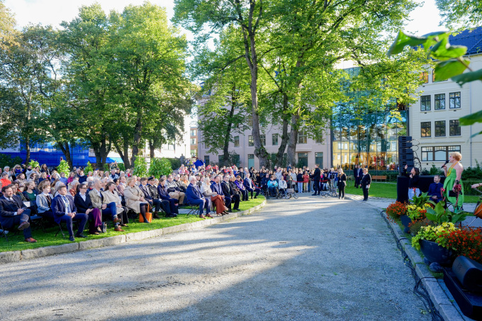 Dagen i Trondheim startet med stort utendørsarrangement i Stiftsgårdsparken. Foto: Lise Åserud, NTB