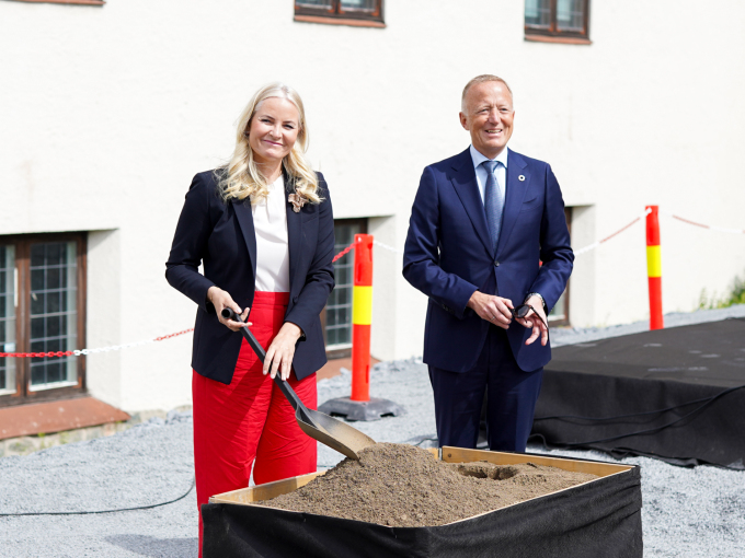 Kronprinsesse Mette-Marit legg ned grunnsteinen til det nye Vikingtidsmuseet og Noregs nye verdsattraksjon. Ved siden av står administrerande direktør Harald Nikolaisen i Statsbygg. Foto: Liv Anette Luane, Det kongelege hoffet