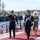 Kong Frederik og Dronning Mary går i land på Honnørbrygga i Oslo. Foto: Lise Åserud, NTB