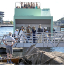 Selskapet stanset opp ved Oslo badstueforenings nye badstue Trosten - byens første universelt utformede sauna. Foto: Stian Lysberg Solum / NTB