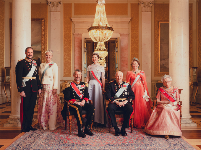 Samlet før gallamiddagen: Kronprins Haakon, Kronprinsesse Mette-Marit, Kong Frederik, Dronning Mary, Kong Harald, Dronning Sonja og Prinsesse Astrid, fru Ferner. Foto: Kimm Saatvedt / Det kongelige hoff