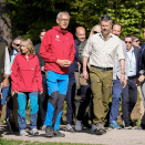 Daglig leder i Den Norske Turistforening, Henning Hoff Wikborg, ledet følget på tur rundt Ulsrudvannet. Foto: Beate Oma Dahle / NTB