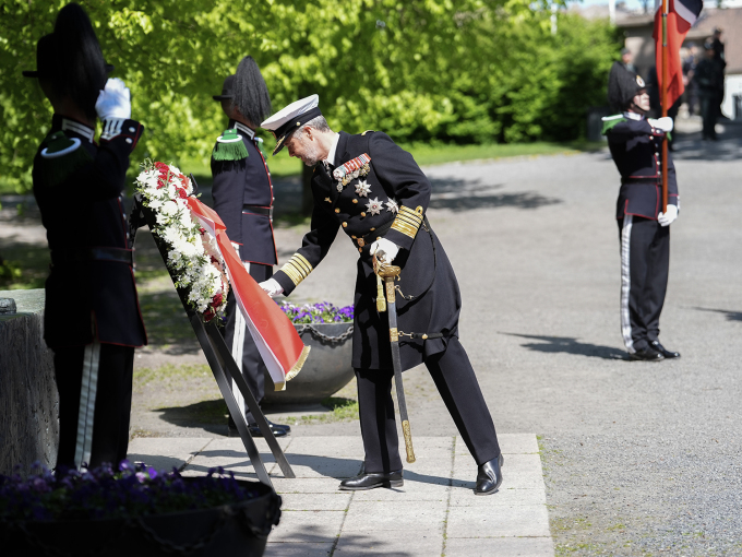 Kong Frederik av Danmark legger krans ved Nasjonalmonumentet på Akershus festing. Foto: Lise Åserud / NTB 