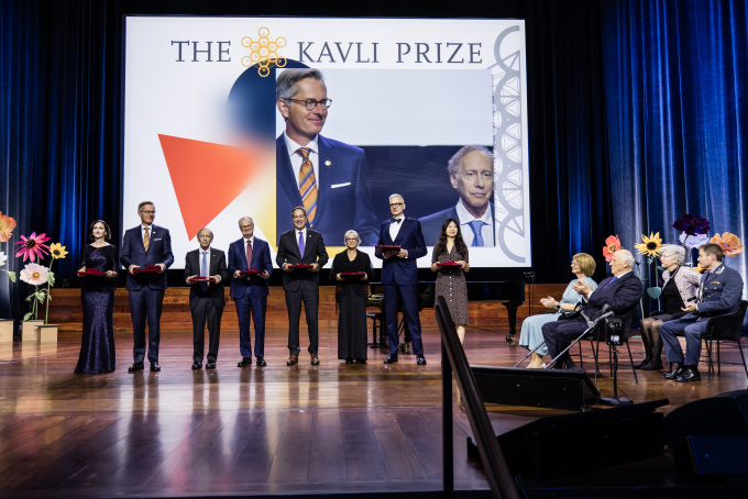 Årets prisvinnere samlet på scenen i Oslo konserthus. Foto: Thomas B. Eckhoff / The Kavli Prize