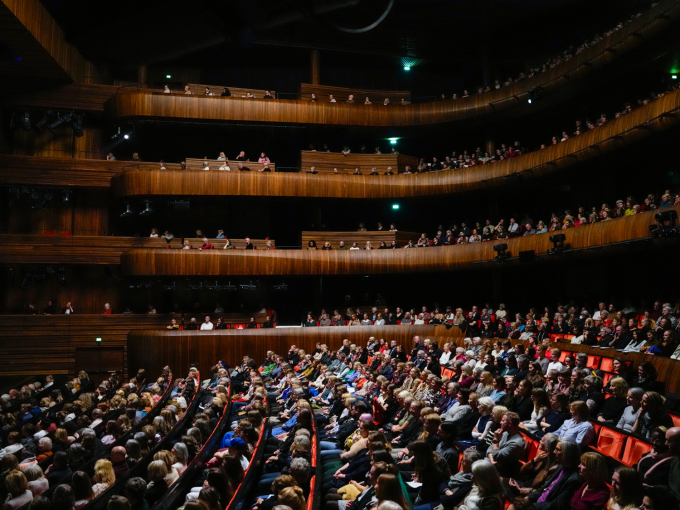 Forfattersamtale i en fullsatt Opera. Foto: Cornelius Poppe / NTB