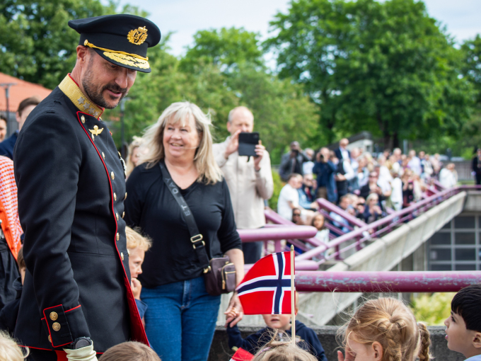 Kronprinsen hilser på barn fra Huseby barnehage. Foto: Jenni Elvine Sandvik Brekke / Forsvaret