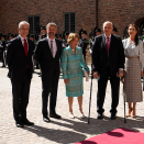 Statsminister Jonas Gahr Støre ønsket velkommen til offisiell lunsj på Akershus slott. Foto: Beate Oma Dahle / NTB