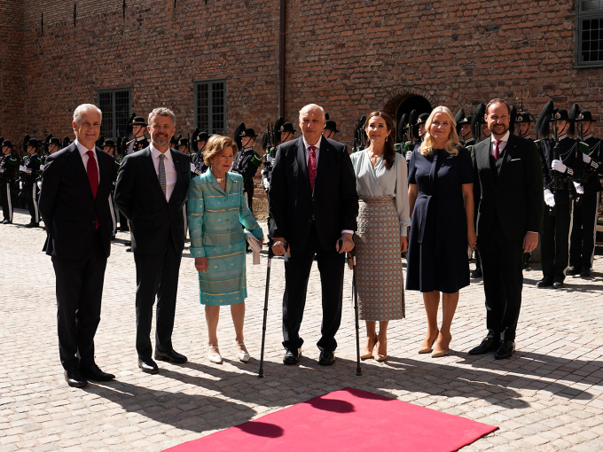 Statsminister Jonas Gahr Støre ønsket velkommen til offisiell lunsj på Akershus slott. Foto: Beate Oma Dahle / NTB