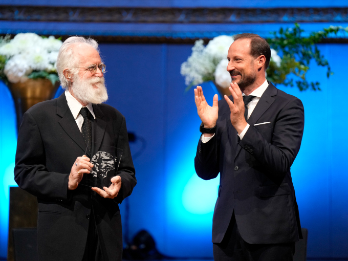 Kronprins Haakon overrekker Abelprisen 2024 til den franske matematikaren Michel Talagrand. Foto: Cornelius Poppe / NTB