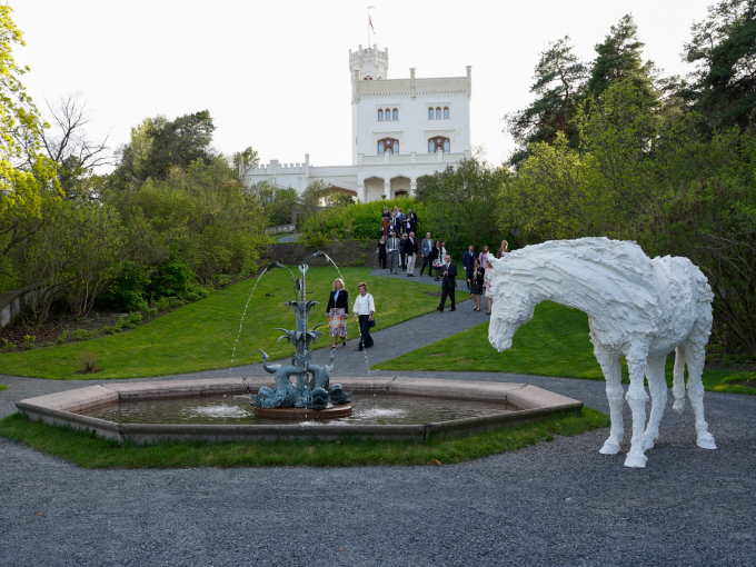 Kveldens gjester på omvisning blant dyreskulpturene. Foto: Liv Anette Luane, Det kongelige hoff