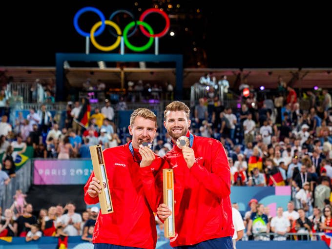 Kronprinsparet fikk se Anders Mol og Christian Sørum gå seirende ut av av bronsefinalen i sandvolleyball på Eiffel Tower Stadium. Foto: Fredrik Varfjell / NTB