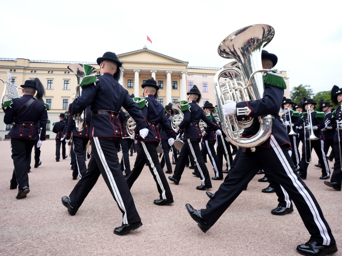 Hans Majestet Kongens Garde har drilloppvising på Slottsplassen. Foto: Lise Åserud / NTB