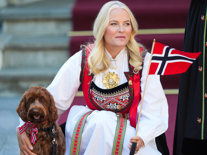 Kronprinsessen med familiens hund, Molly Fiskebolle. Foto: Lise Åserud, NTB