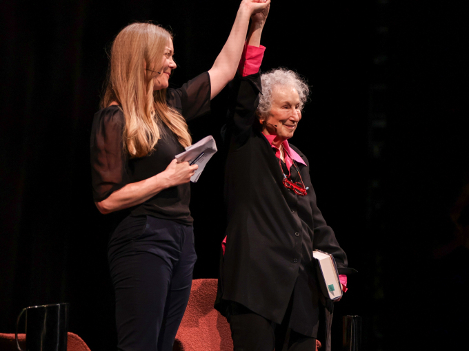 Margaret Atwood entret scenen til stående applaus. Samtalen ble ledet av Karin Haugen. Foto: Aslaug Gaundal, Litteraturhuset