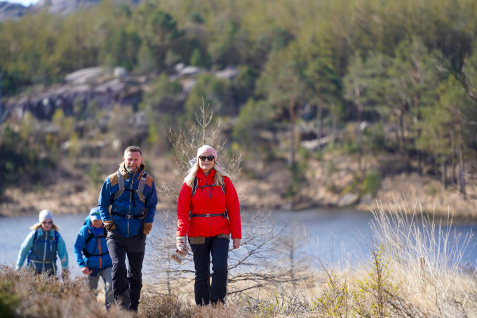 Statsforvalter Bent Høie var med og gikk de første kilometerne av turen. Foto: Simen Sund, Det kongelige hoff