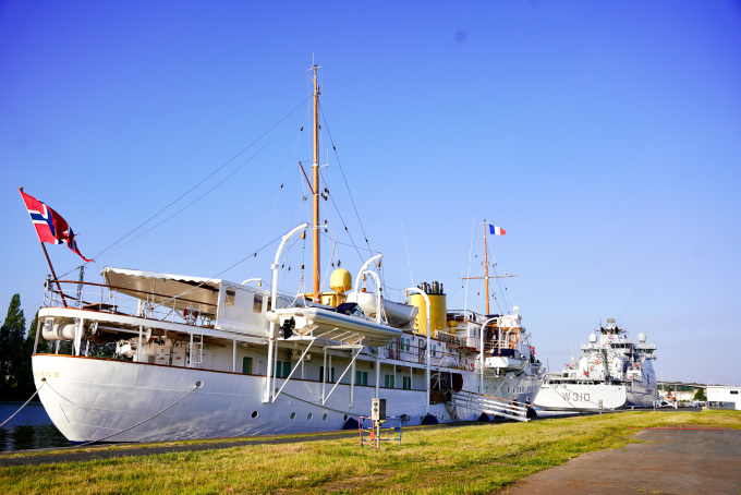 Kongeskipet Norge ligger til kai i havnen ved byen Caen i Normandie under markeringene. Foto: Sara Svanemyr, Det kongelige hoff 