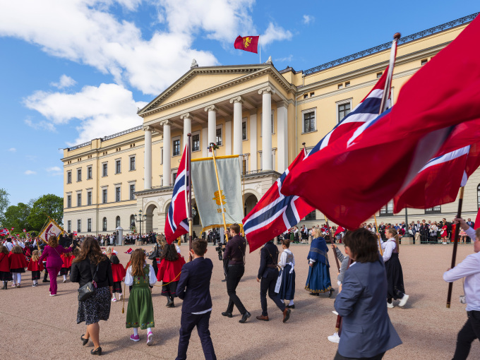 Det er på 17. mai skolefanene først og fremst viser seg fram, der de bæres først sammen med skolens flaggborg. I Oslo senkes fanene for Hans Majestet Kongen på Slottsbalkongen. Foto: Øivind Möller Bakken, Det kongelige hoff