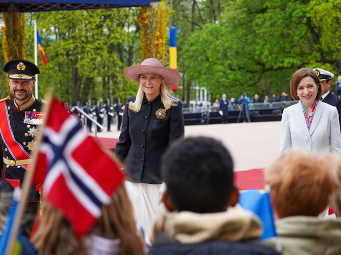 Kronprinsparet og Moldovas president Maia Sandu hilser på skolebarn på Slottsplassen. Foto: Liv Anette Luane, Det kongelige hoff